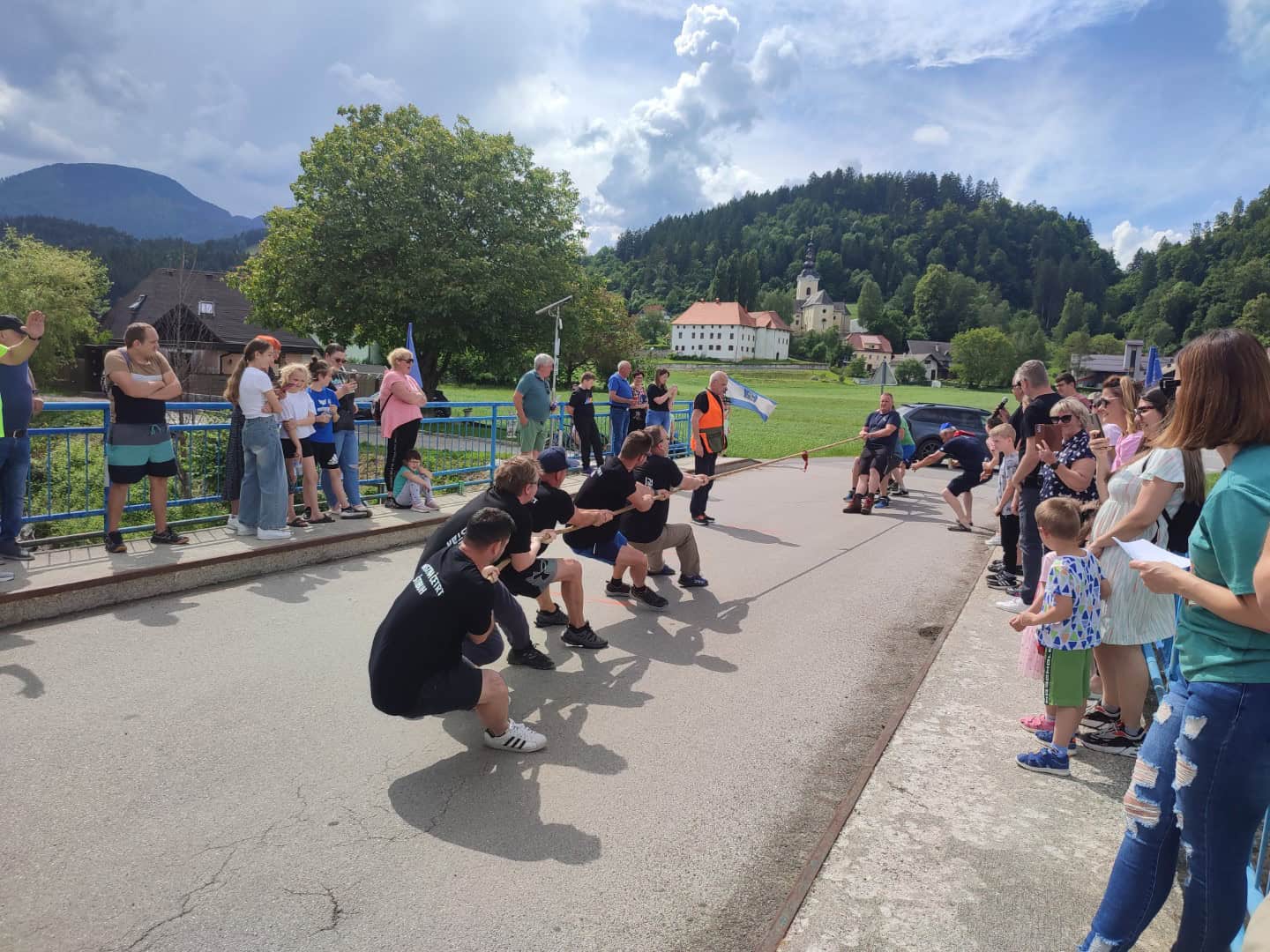 VIDEO: 11. tradicionalno vlečenje vrvi čez Suhodolnico letos nekoliko drugačno