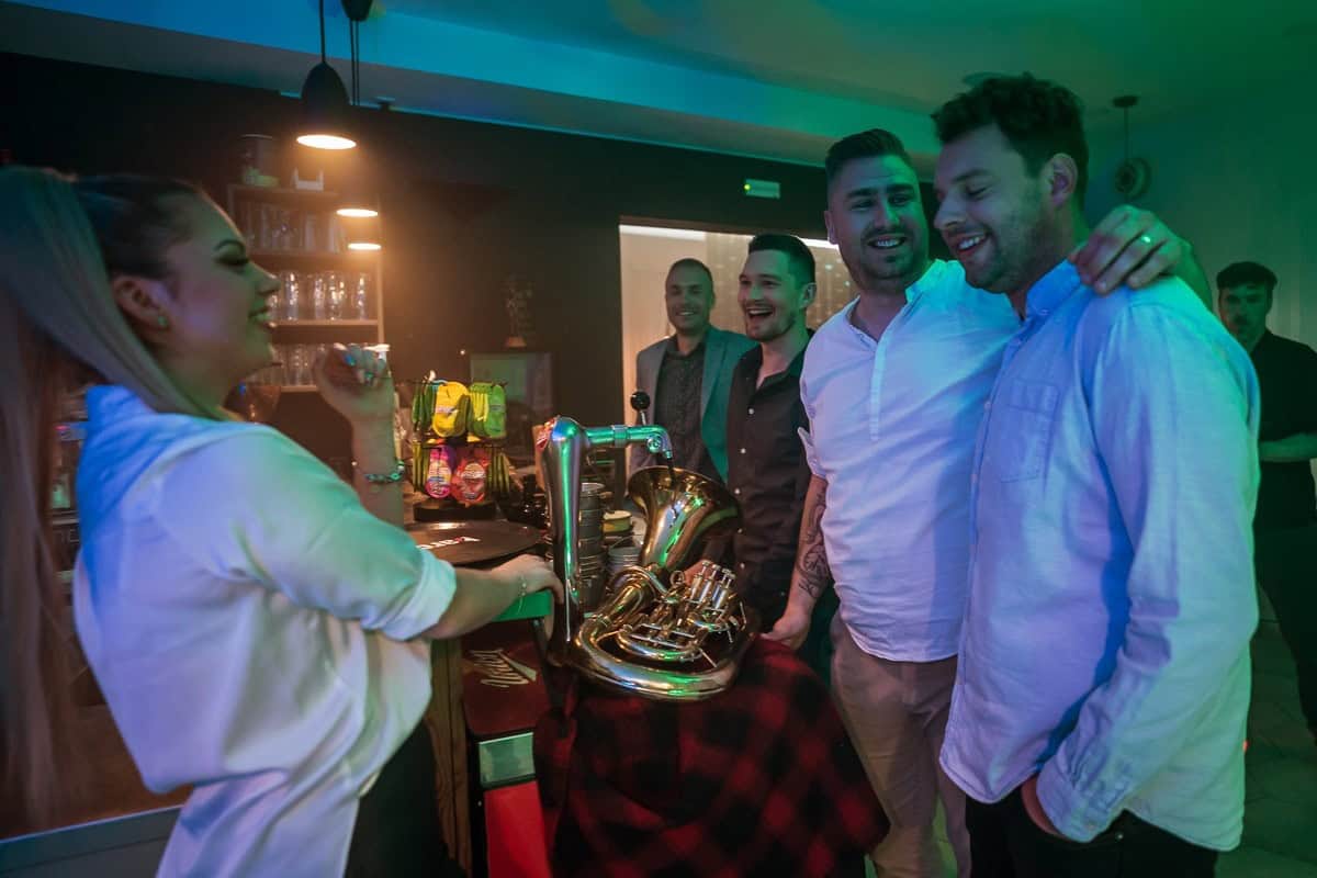 Abuhom se mudi na veselico, z novo pesmijo "Poletni večeri" 