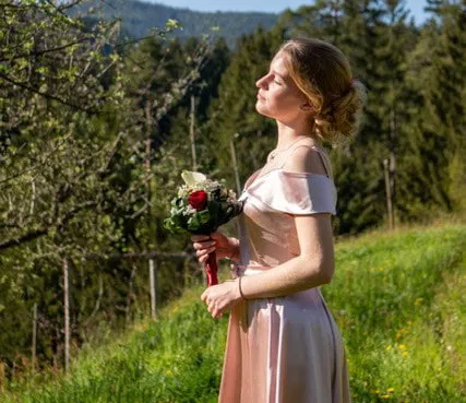 Mlada Anissa iz Prevalj navdušuje s čutno ljubezensko balado "Korak v nebo"