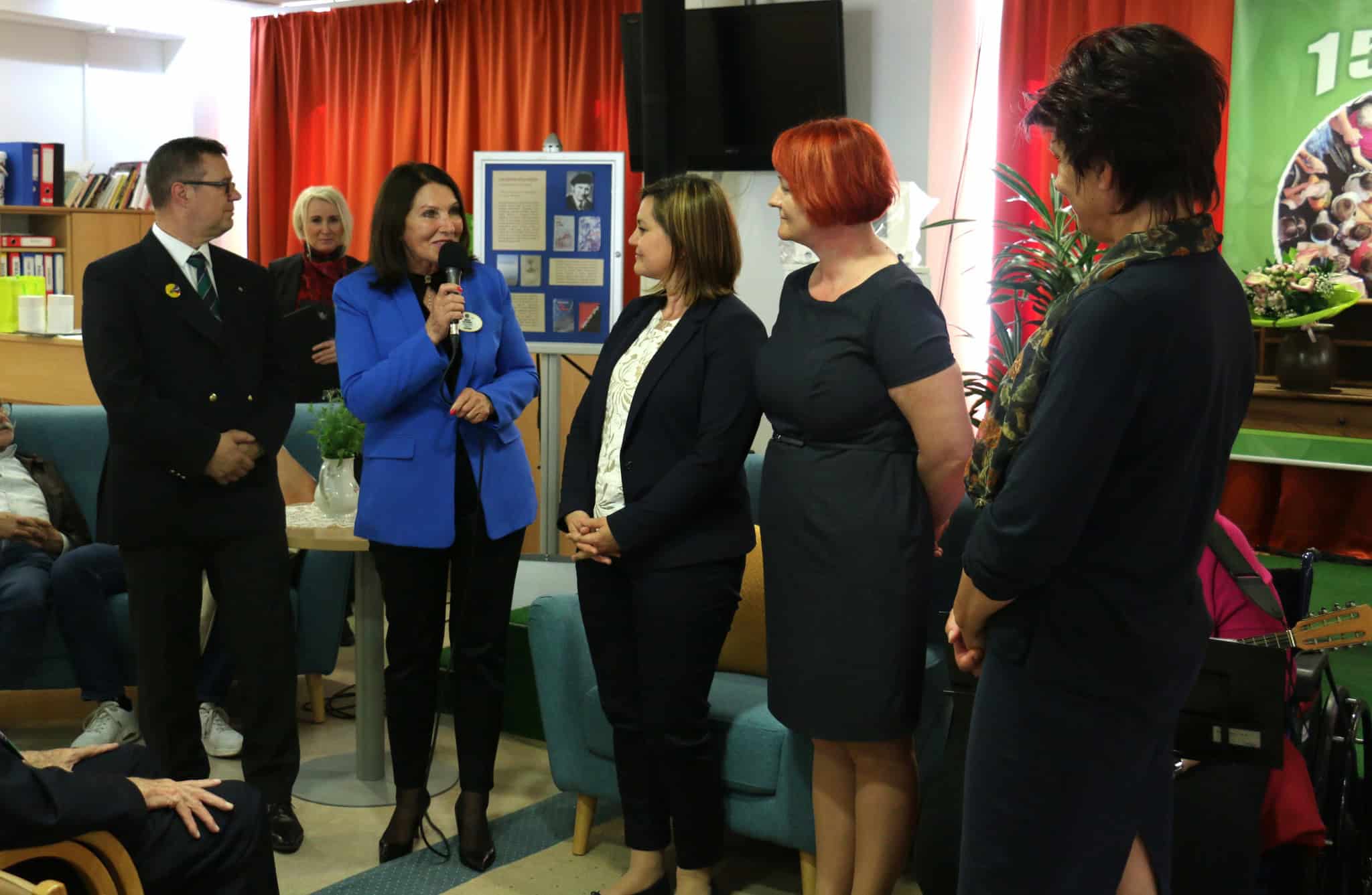 Lions klub podaril ultrazvočno protibolečinsko napravo Koroškemu domu starostnikov PE Slovenj Gradec