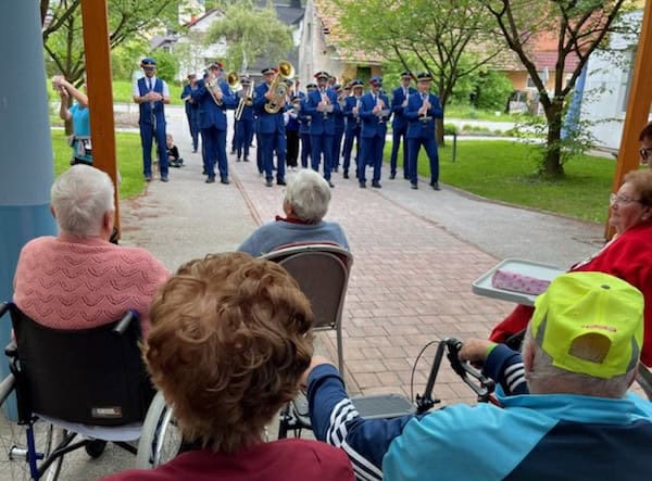 Tradicionalni praznik dela v Domu starejših Na Fari: Pihalni orkester Prevalje ustvaril čarobno vzdušje