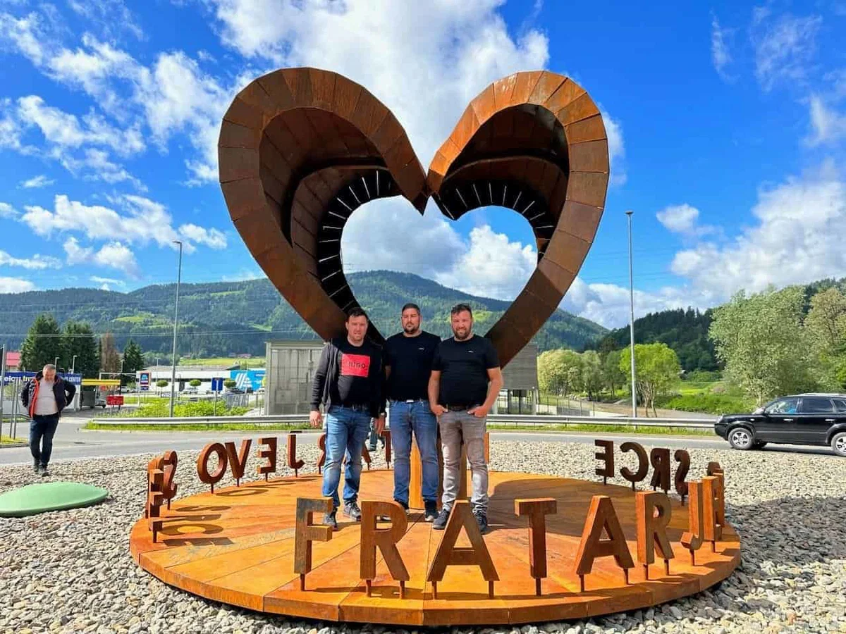 V Dravogradu postavili Fratarjevo srce, kot spomin na največjo humanitarno akcijo na Koroškem