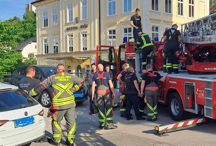 Intervencija gasilcev na Prevaljah: Poplavljena stanovanja, poškodba in požar
