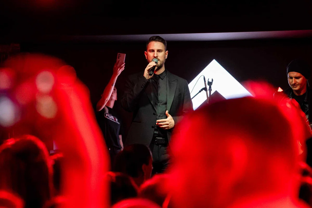 Četrtek v večnamensko dvorano Kotlje prinaša koncert Gregorja Ravnika