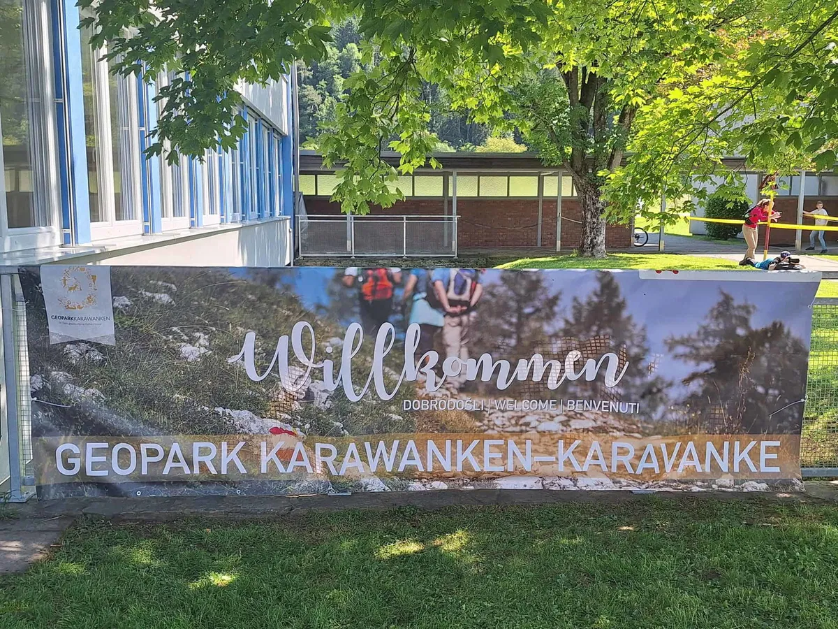 Obvestilo: Polovična zapora ceste in zaprtje parkirišča zaradi prireditve