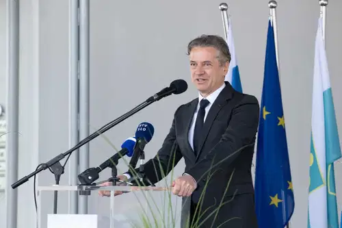 Poslanci redno sejo DZ nadaljujejo z vprašanji premierju Golobu