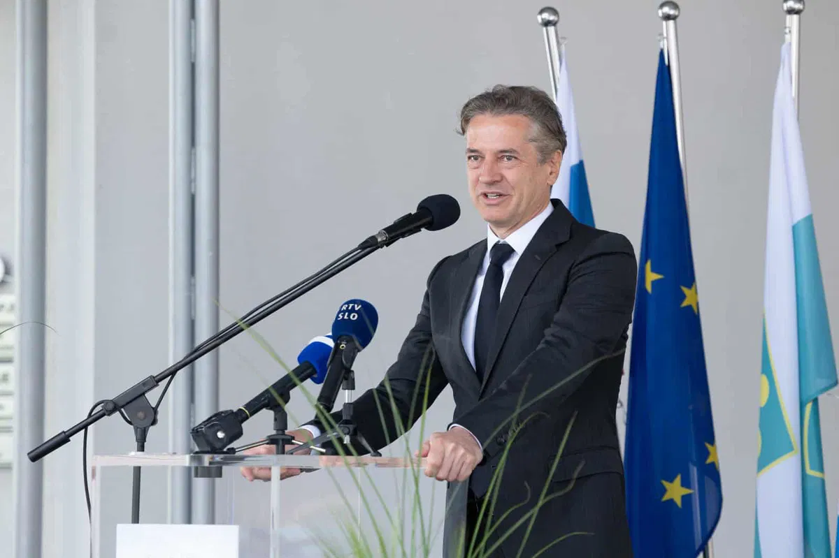 Poslanci redno sejo DZ nadaljujejo z vprašanji premierju Golobu