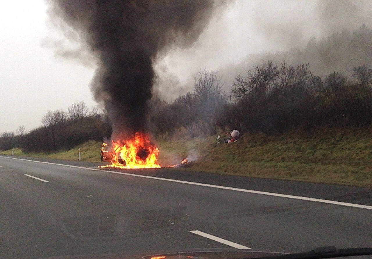 V nesreči pri Umagu zgorel avto slovenskih registracij