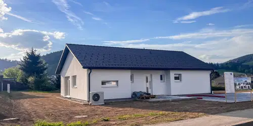 Donirana hiša za v ujmi prizadeto družino postavljena, pogovori glede predaje še potekajo