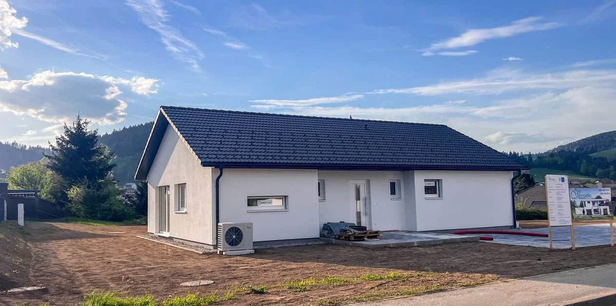 Donirana hiša za v ujmi prizadeto družino postavljena, pogovori glede predaje še potekajo