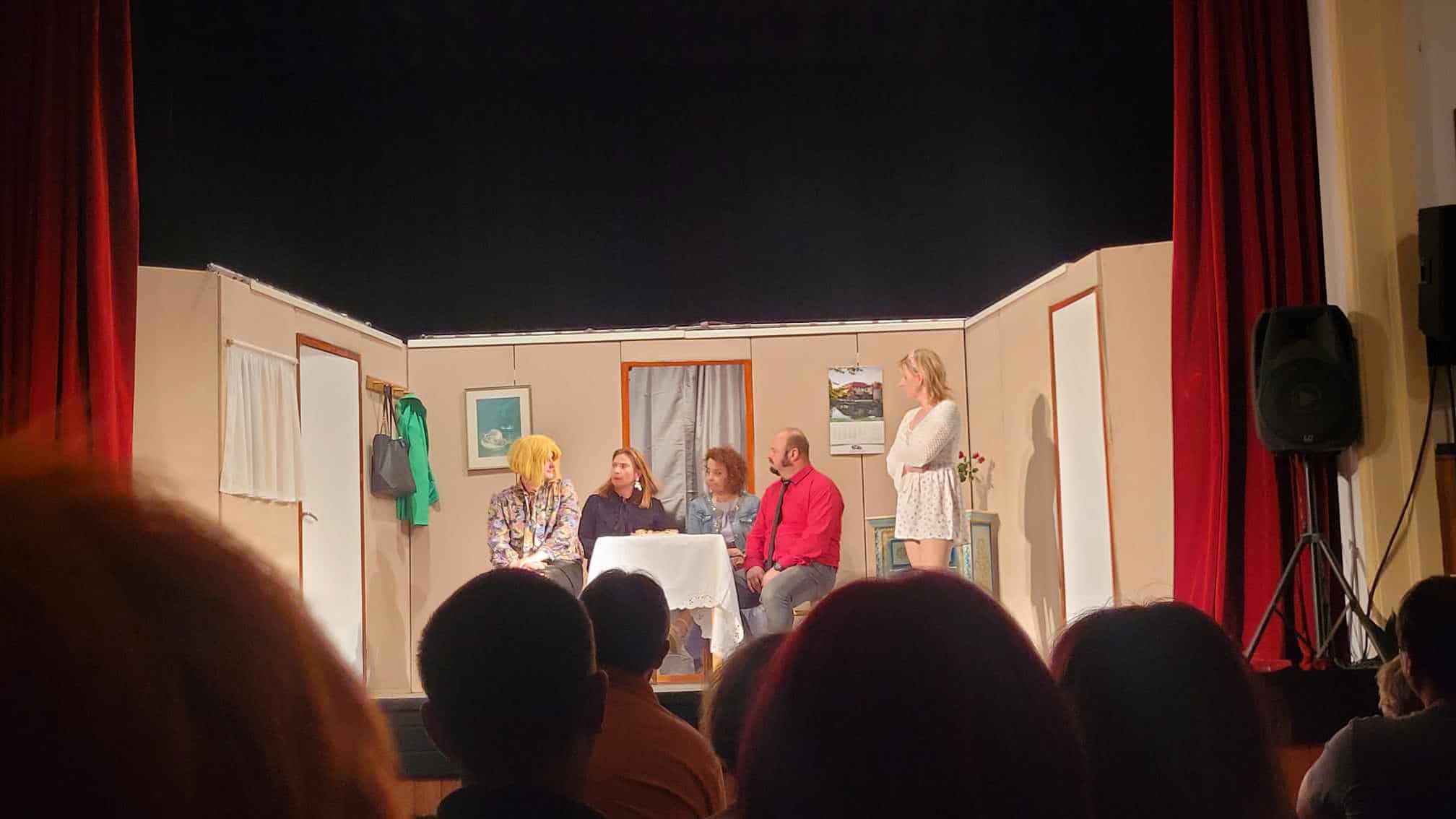 FOTO: Igra "Ni lahko biti ženska" v izvedbi Gledališke skupine Šmiklavž napolnila dvorano v Podgorju s smehom