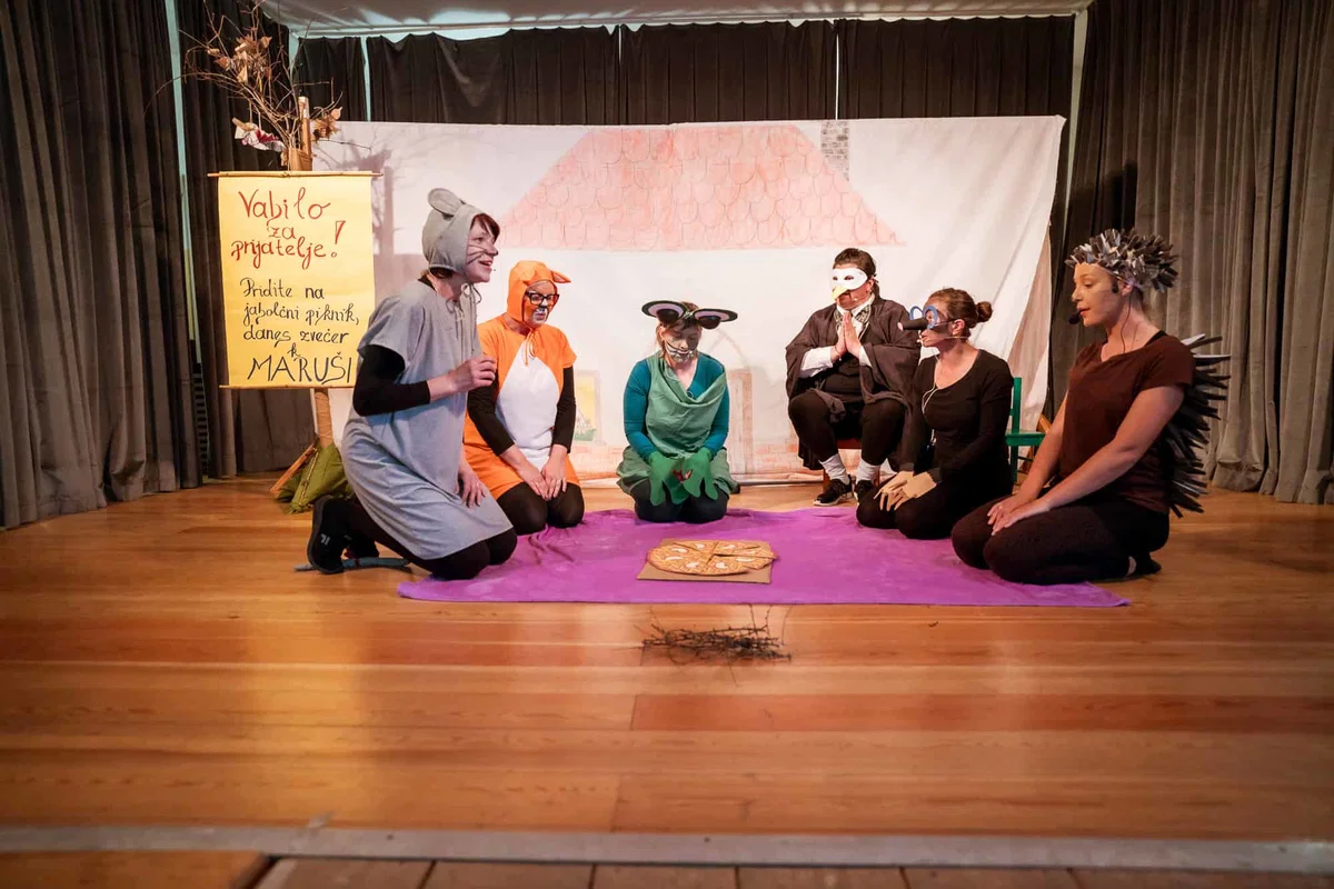 V okviru Koroškega lutkovnega abonmaja Ravne bo predstava z naslovom Vse si delimo