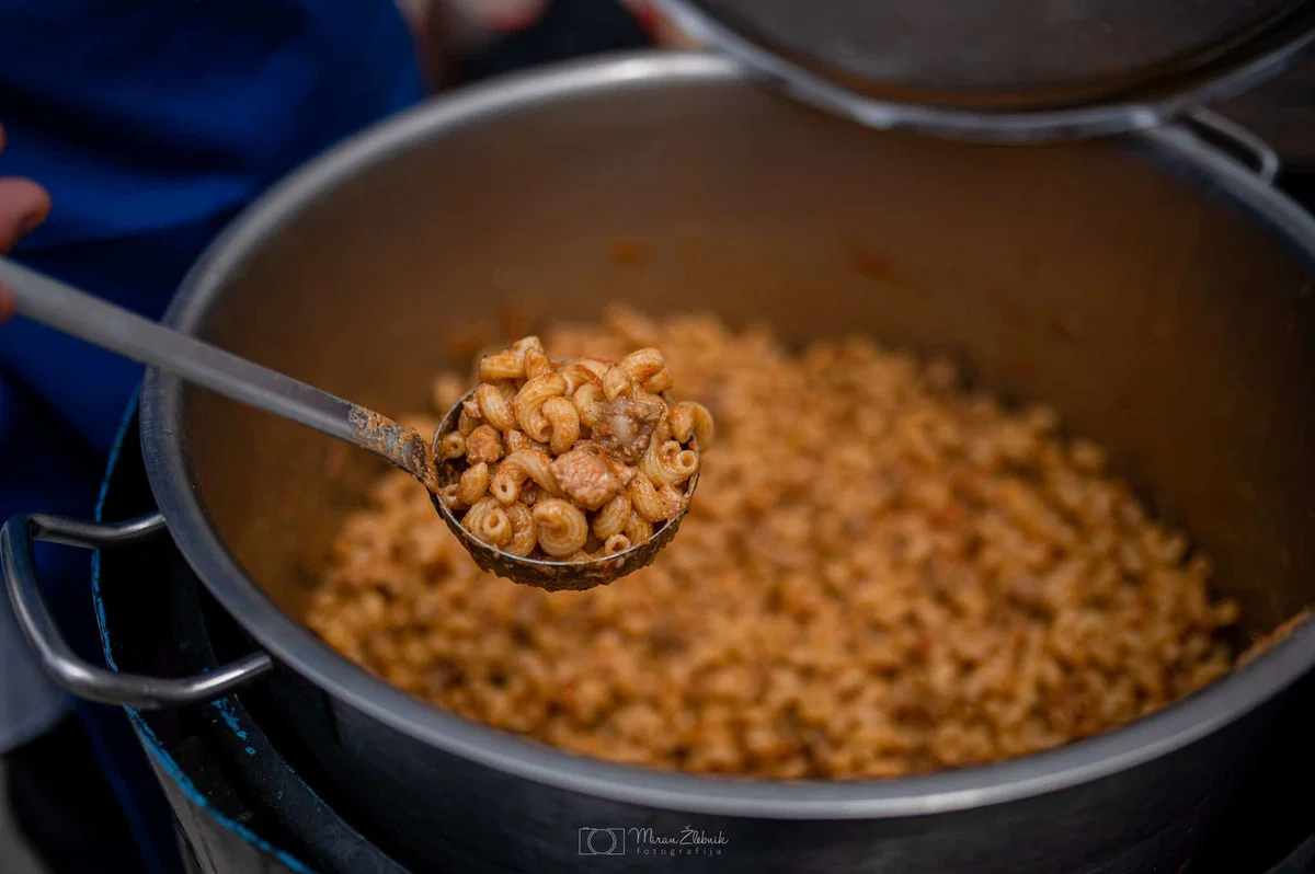 V Mežici bo ta konec tedna zadišalo po makaronflajšu in (tifi), pa tudi po dobrodelnosti