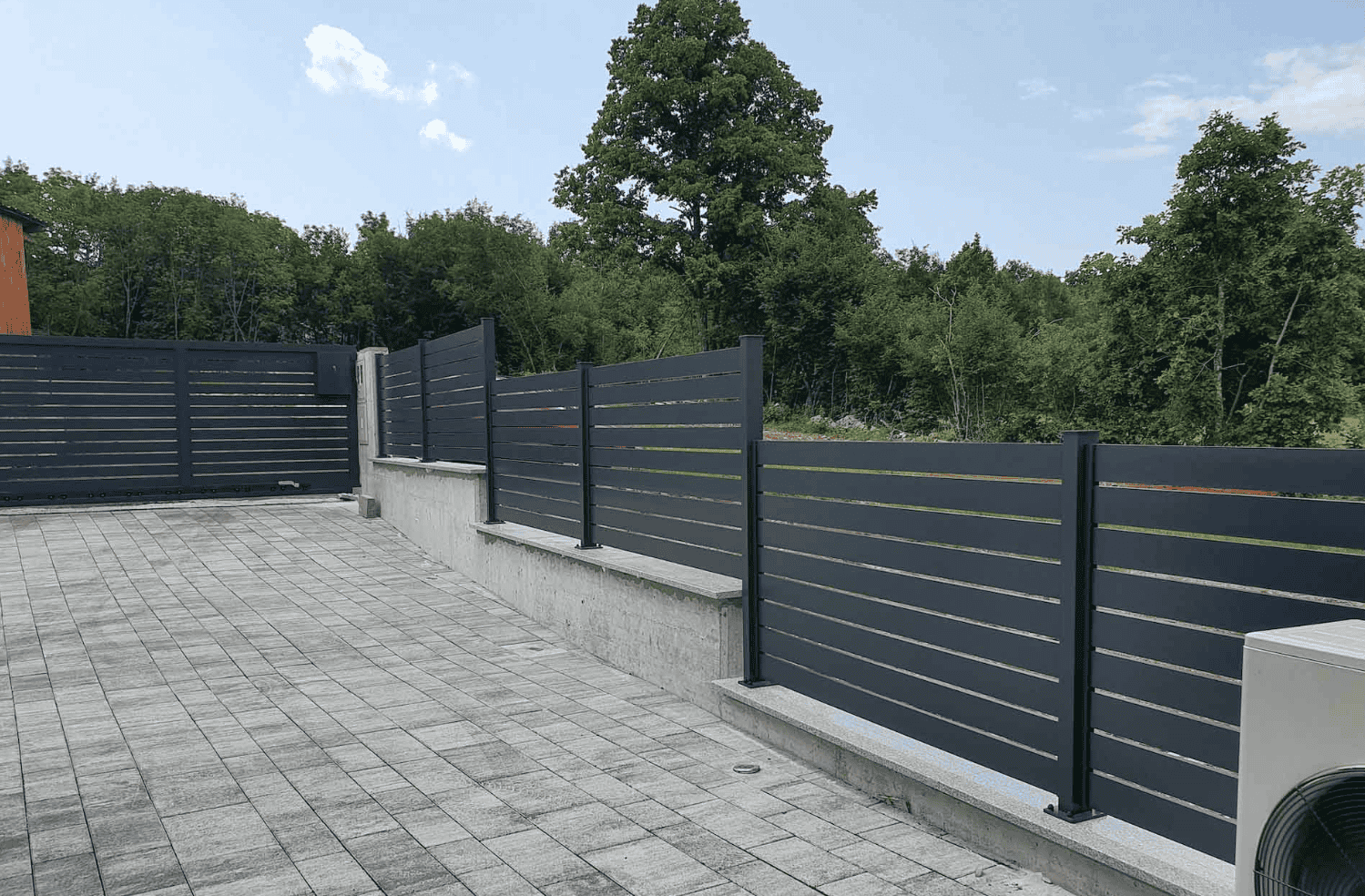 Ograja, ki se prilagodi vam! Rešitve za ograje po meri vaših potreb