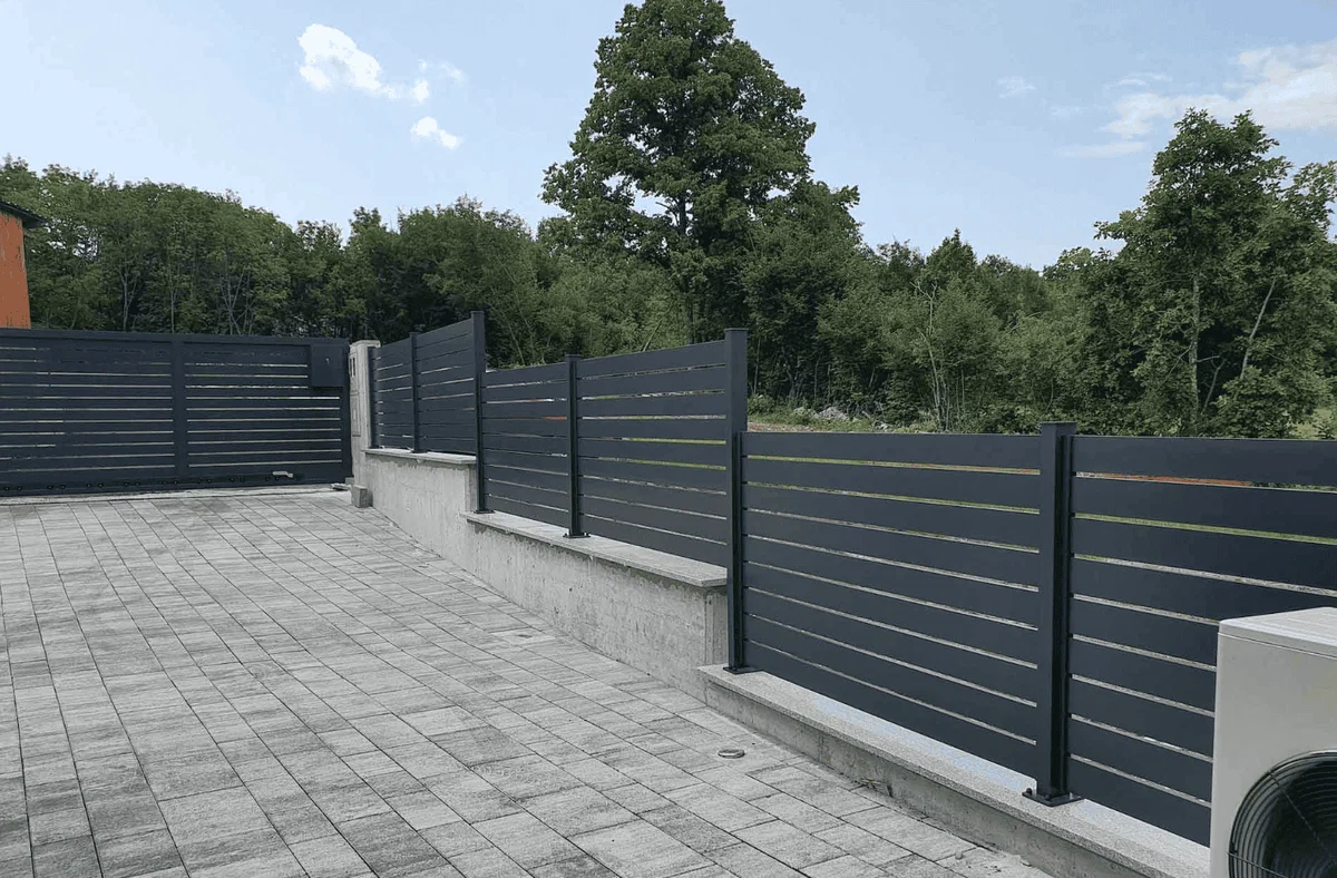 Ograja, ki se prilagodi vam! Rešitve za ograje po meri vaših potreb