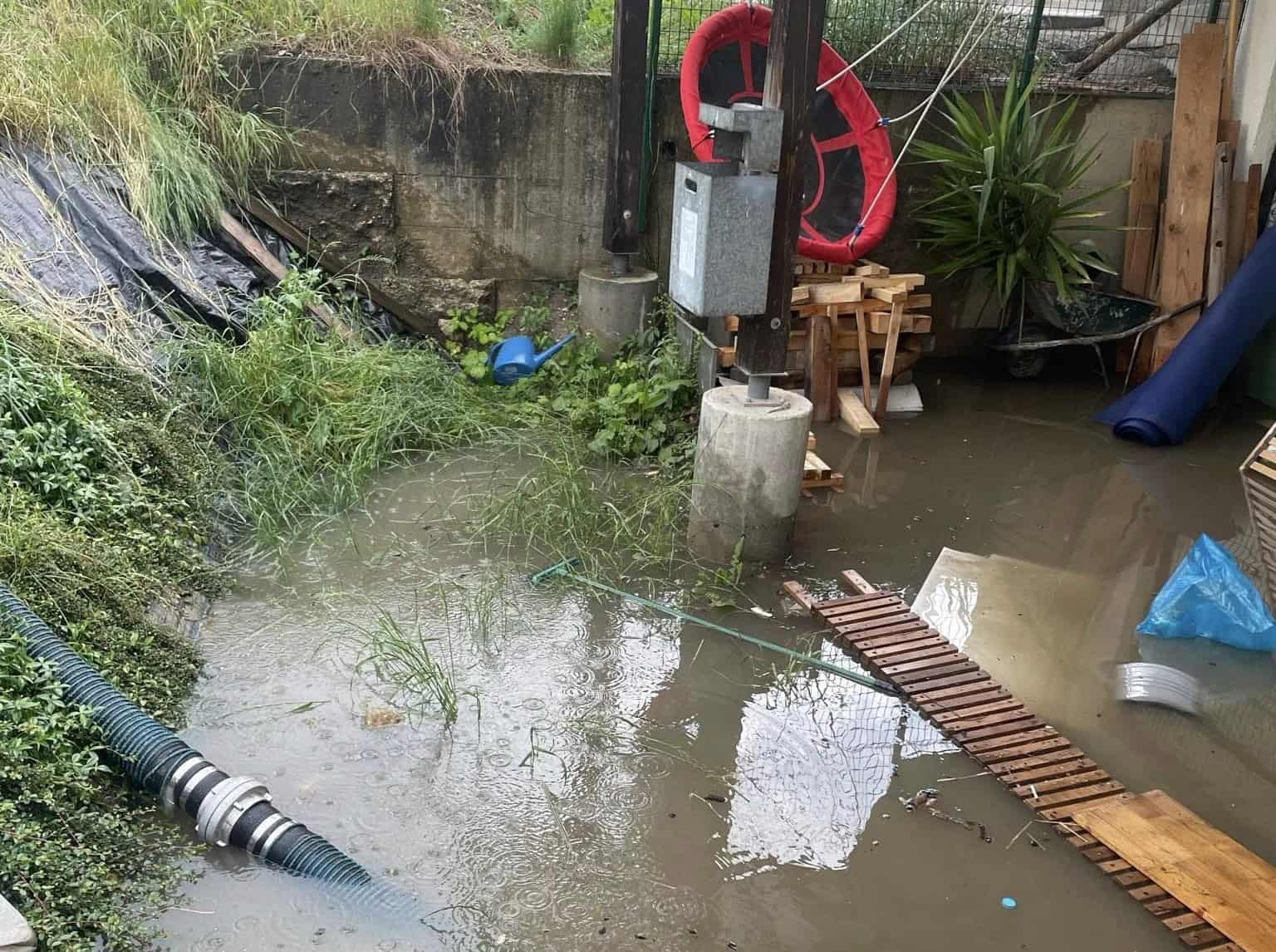 V Mežici zaradi močnega naliva posredovali gasilci