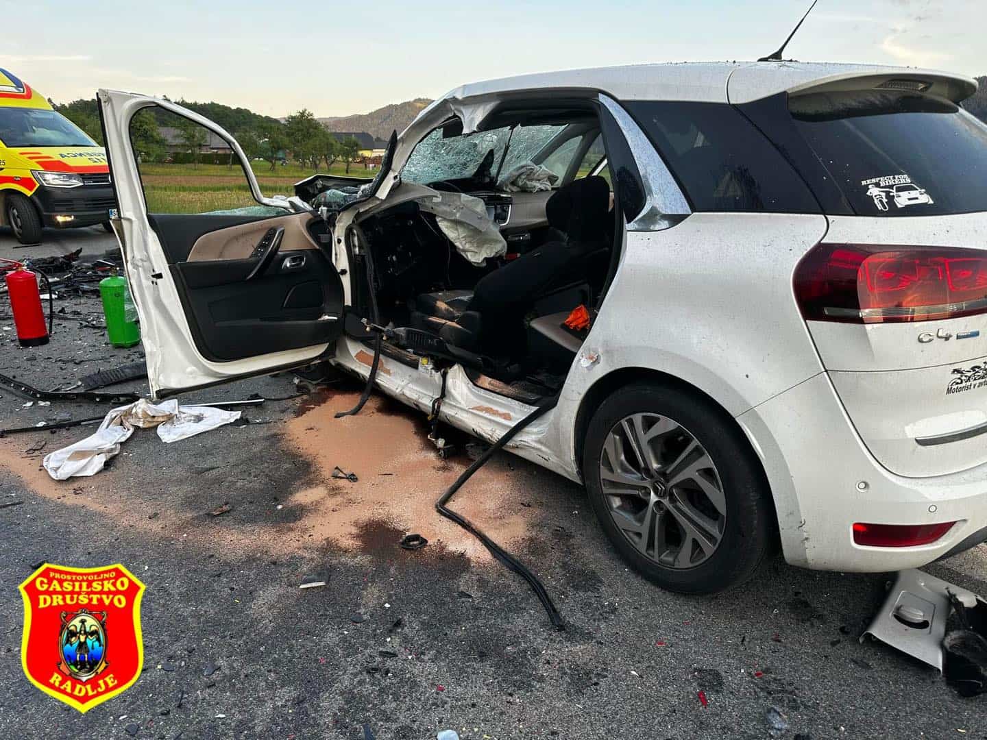 V Zgornji Vižingi trčili osebni vozili. Tri osebe prepeljali v bolnišnico