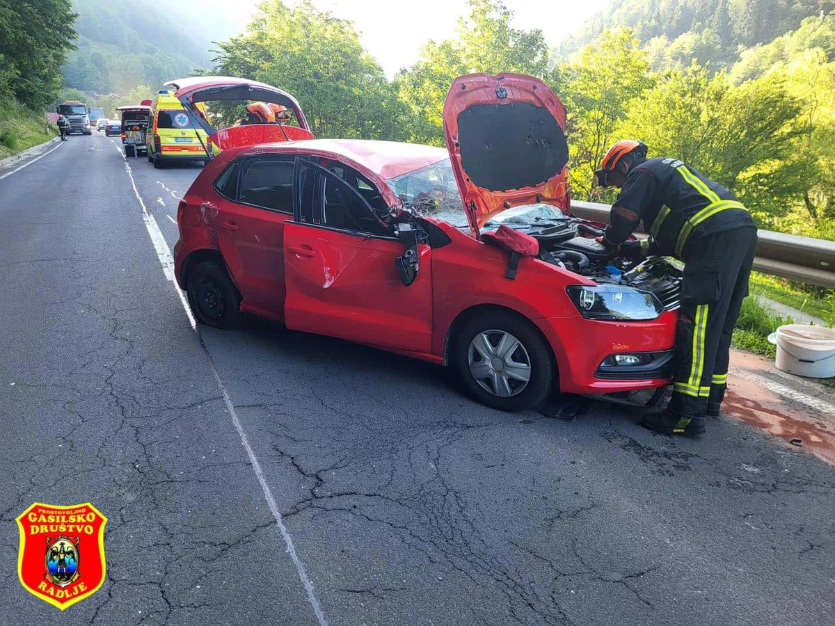 V Radljah v prometni nesreči dve osebi poškodovani