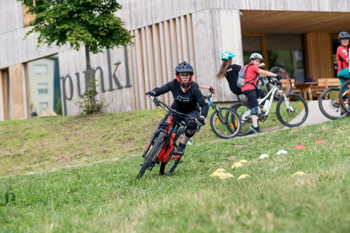 Na Ravnah na Koroškem tudi letos "Kolesarski kamp Vida Peršaka"
