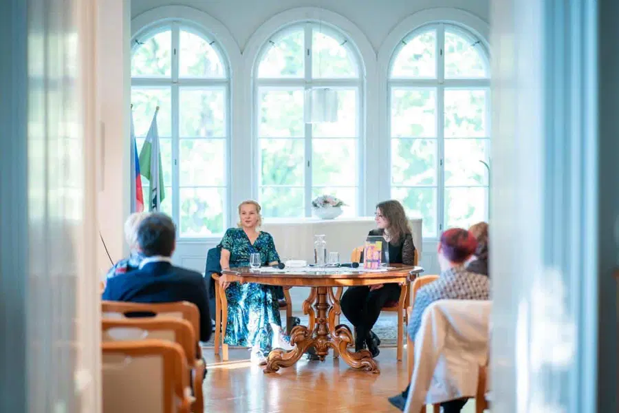 Na Ravnah na Koroškem potekal literarni večer z Barbaro Cerar