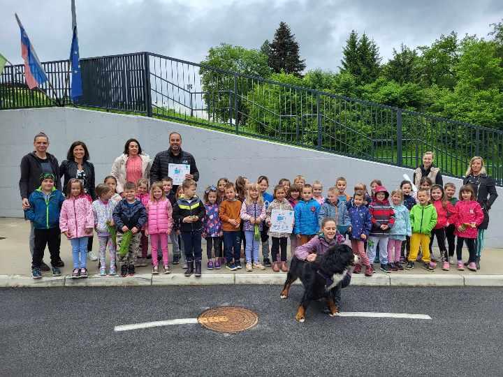 Na Ravnah ponovno zaživela akcija "Pasji kakci": Ker sem tvoj, počisti za menoj