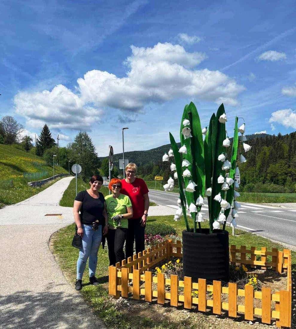 Brdinje krasi lepa kreacija cvetočih solzic. Ste jo opazili?