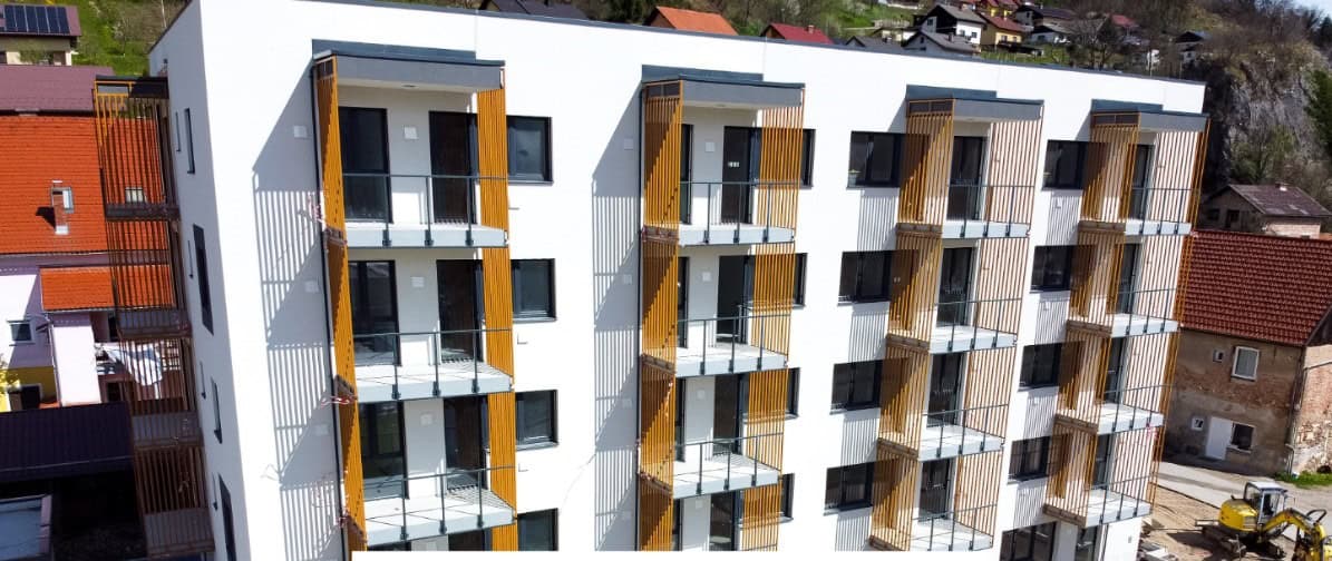 Oskrbovana stanovanja v Radljah ob Dravi dobivajo končno podobo, zagotovljena prava zelena oaza