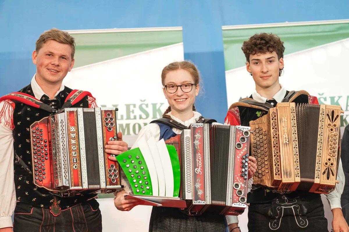 Absolutna zmagovalka Šaleške harmonike 2024 je Korošica Tina Vrhovnik Kalajžič