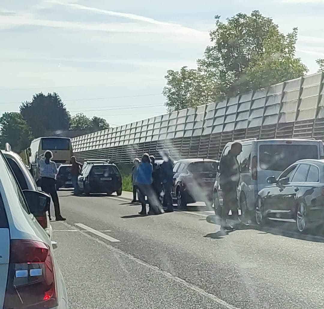 Žalostno: Medtem, ko se je voznik boril za življenje so ostali udeleženci pričeli z nevarnim in neprimernim početjem (VIDEO)