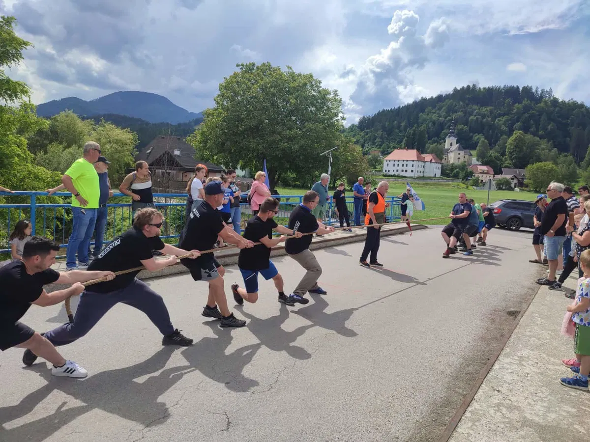 FOTO in VIDEO: 10. jubilejno vlečenje vrvi čez Suhodolnico privabilo številne navijače