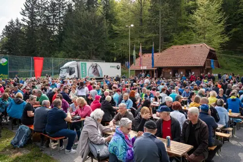 FOTO: Skupina Gadi in kulturni program privabila številne obiskovalce v Završe nad Mislinjo
