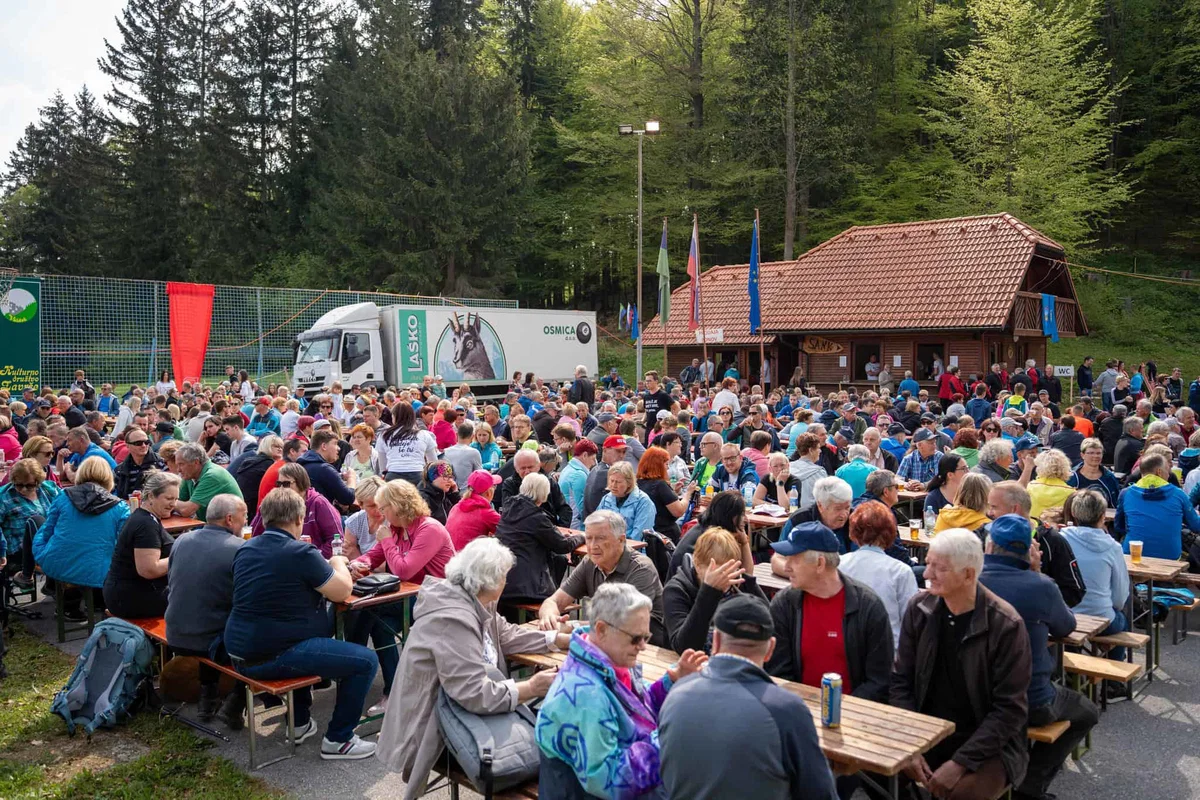 FOTO: Skupina Gadi in kulturni program privabila številne obiskovalce v Završe nad Mislinjo