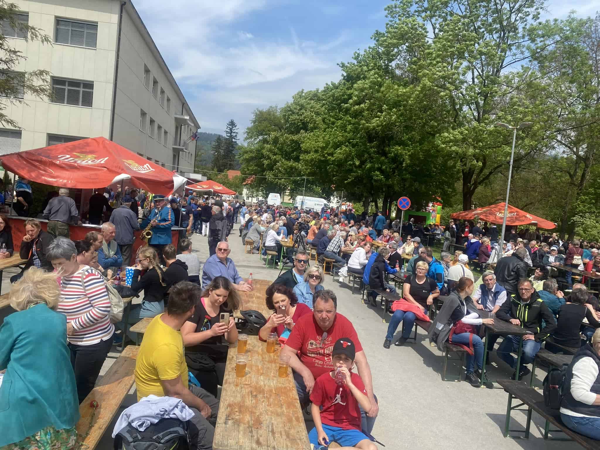 Na Ravnah s streljanjem z movžnarji proslavili praznovanje prvega maja