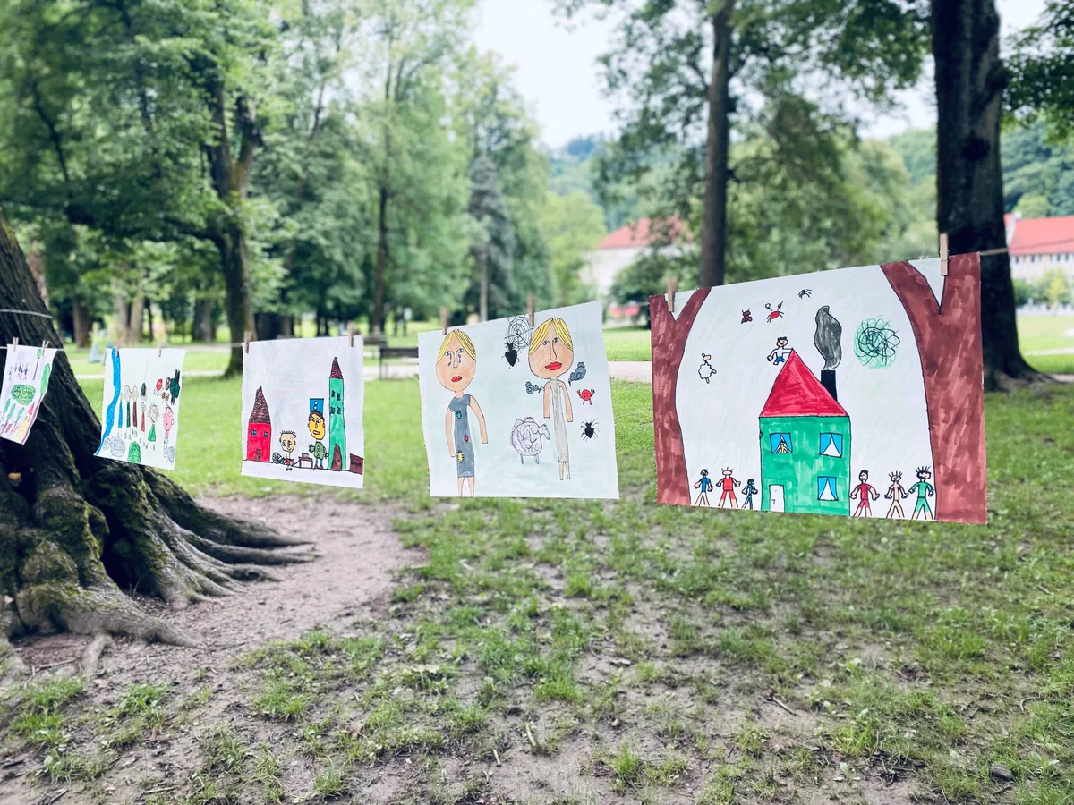 FOTO: Ustvarjanje vrtčevskih in osnovnošolskih otrok v Grajskem parku