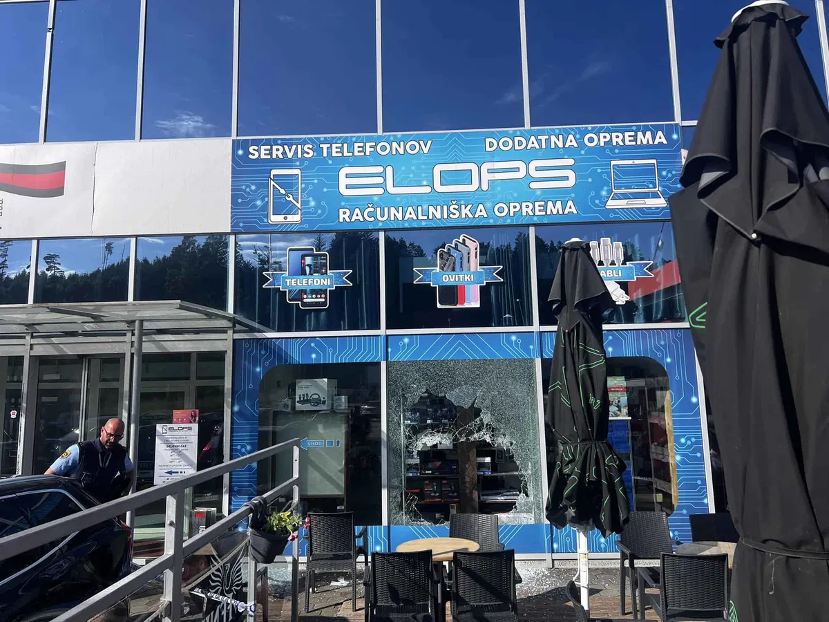 Ponoči zamaskiranca vlomila v prodajalno Elops, škoda ogromna