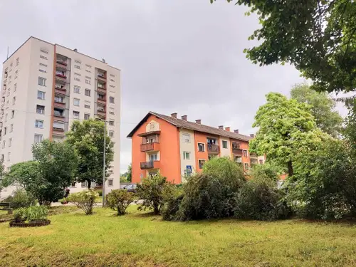 Na Ravnah strela udarila v stanovanjski blok