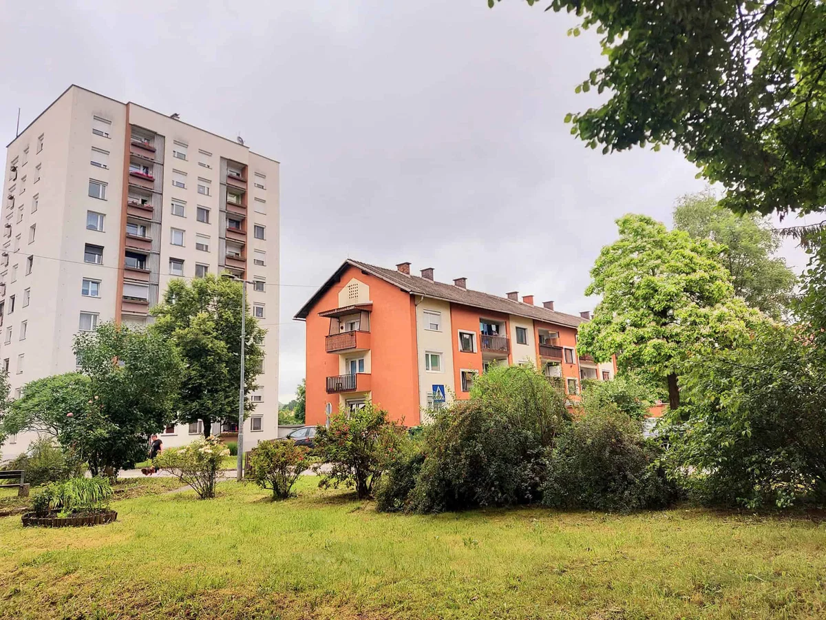 Na Ravnah strela udarila v stanovanjski blok