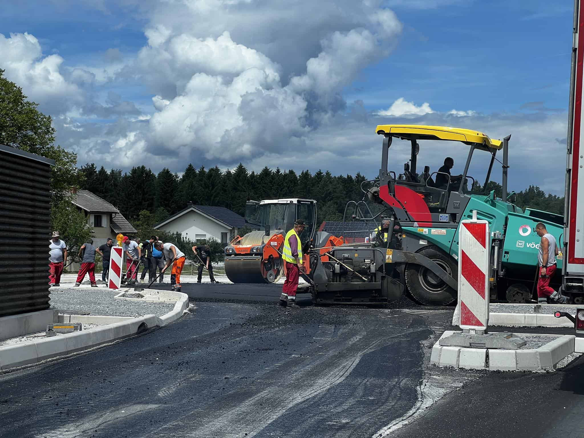 V Turiški vasi poteka asfaltiranje krožišča