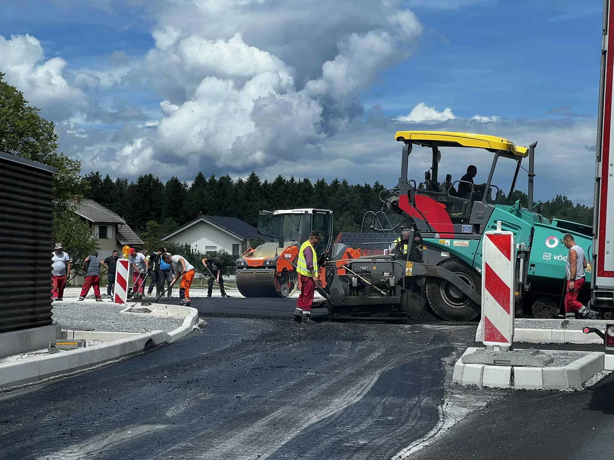 V Turiški vasi poteka asfaltiranje krožišča