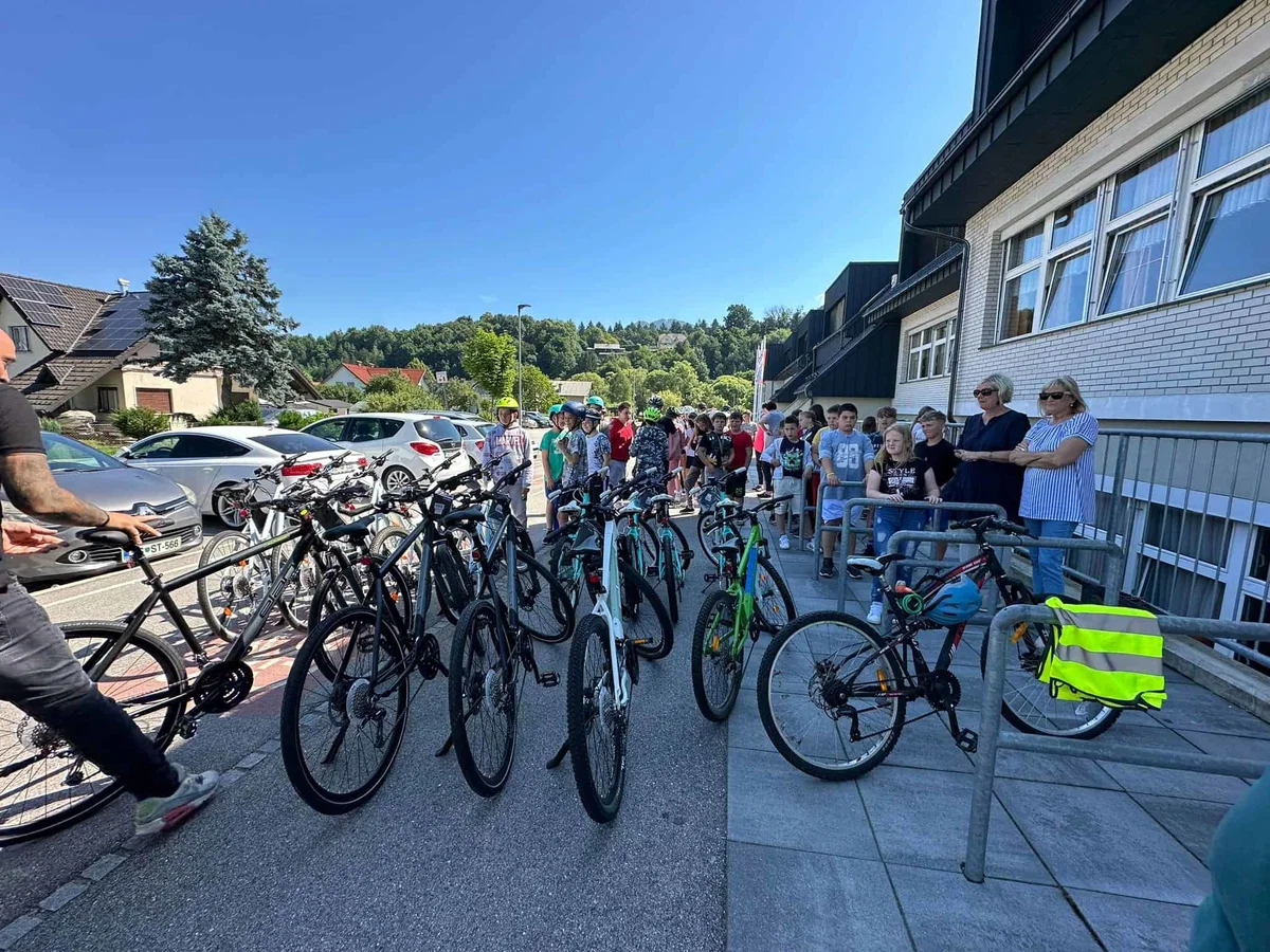 Podjetje Rovando podarilo 22 koles Elan Drugi OŠ Slovenj Gradec