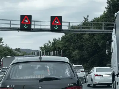 Praznični petek v znamenju zastojev na cestah 