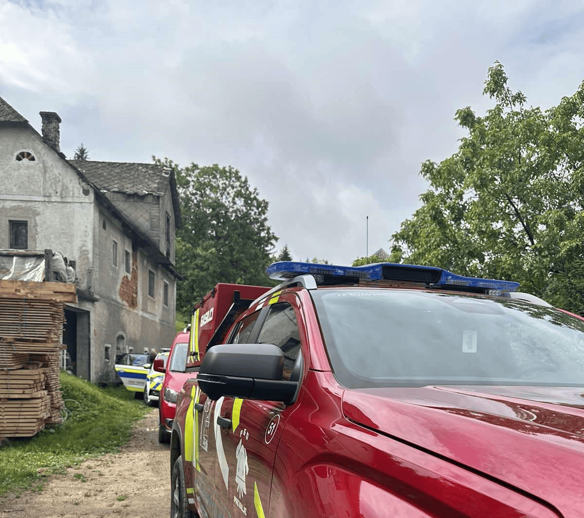 Bik na Prevaljah napadel lastnika, dve osebi poškodovani