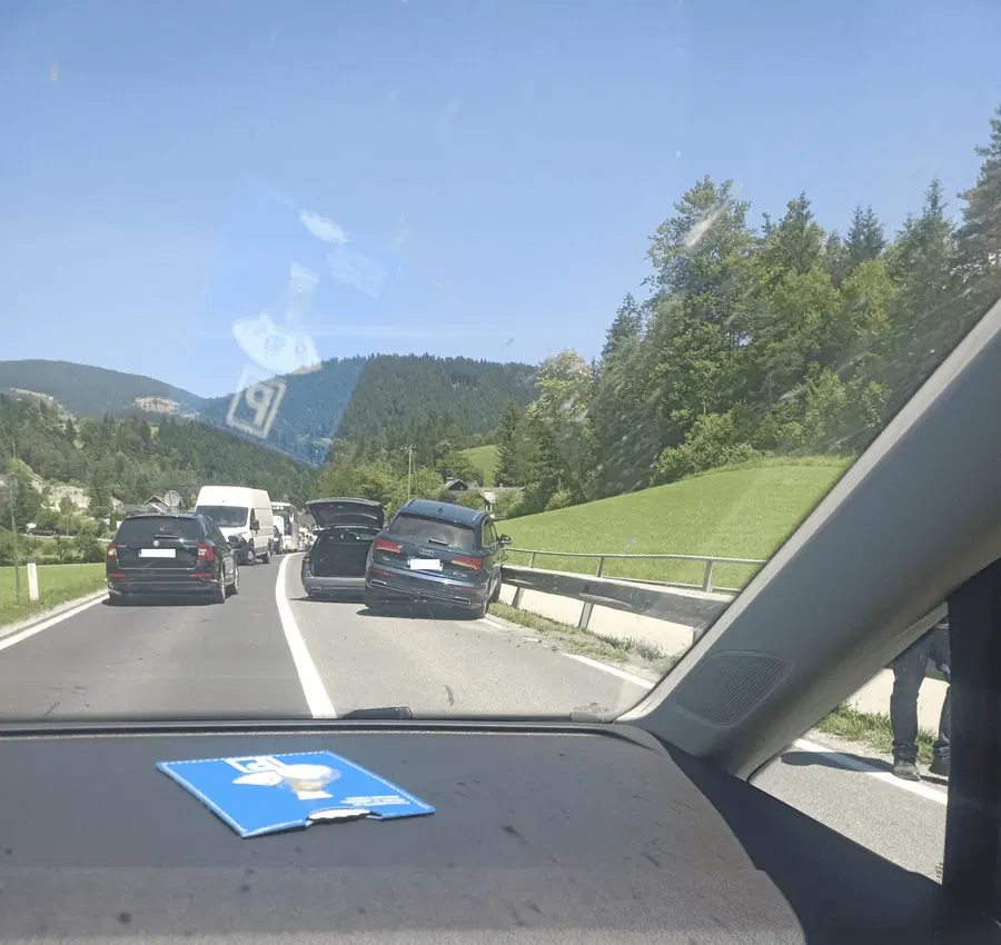 Obvestilo: Prišlo je do prometne nesreče v Doliču