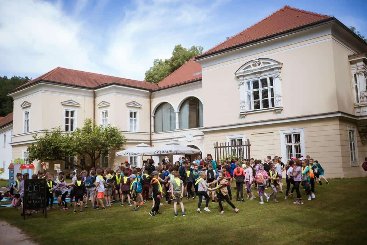 Poletna bralna sezona začela z raznolikim festivalom v Koroški osrednji knjižnici (FOTO)