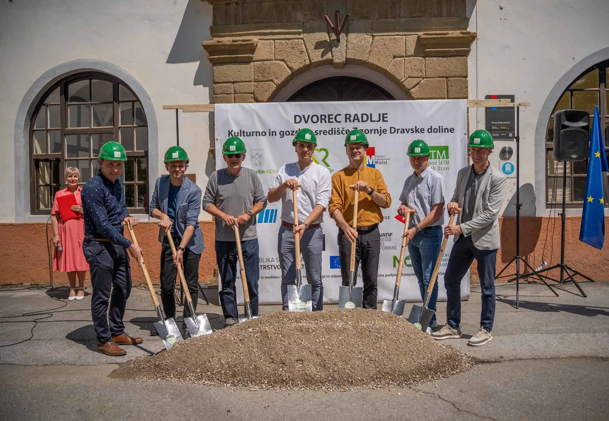 FOTO in VIDEO: Simbolično zasadili prvo lopato ter pričeli z obnovo Dvorca Radlje ob Dravi