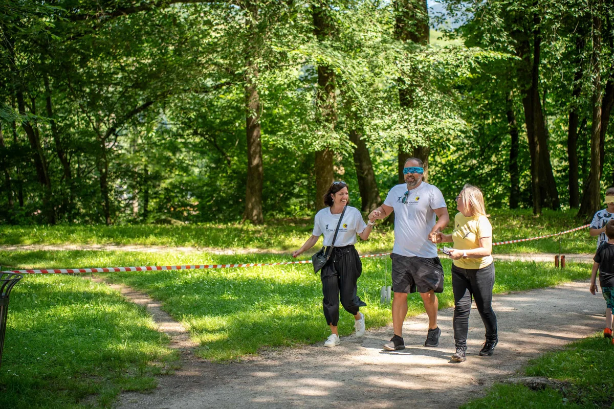 FOTO: V Grajskem parku na Ravnah so znova tekli  v dobrodelnem teku Tečem, da pomagam
