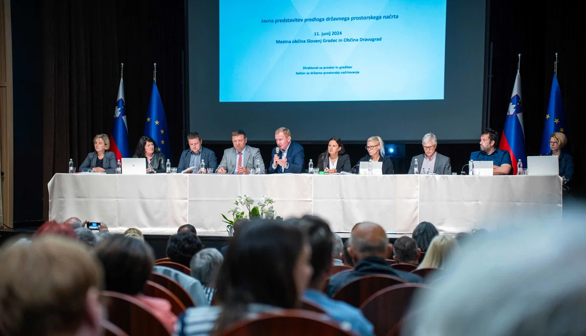 VIDEO in FOTO: Danes je v Slovenj Gradcu potekala javna obravnava predloga za odsek tretje razvojne osi med Slovenj Gradcem in Dravogradom