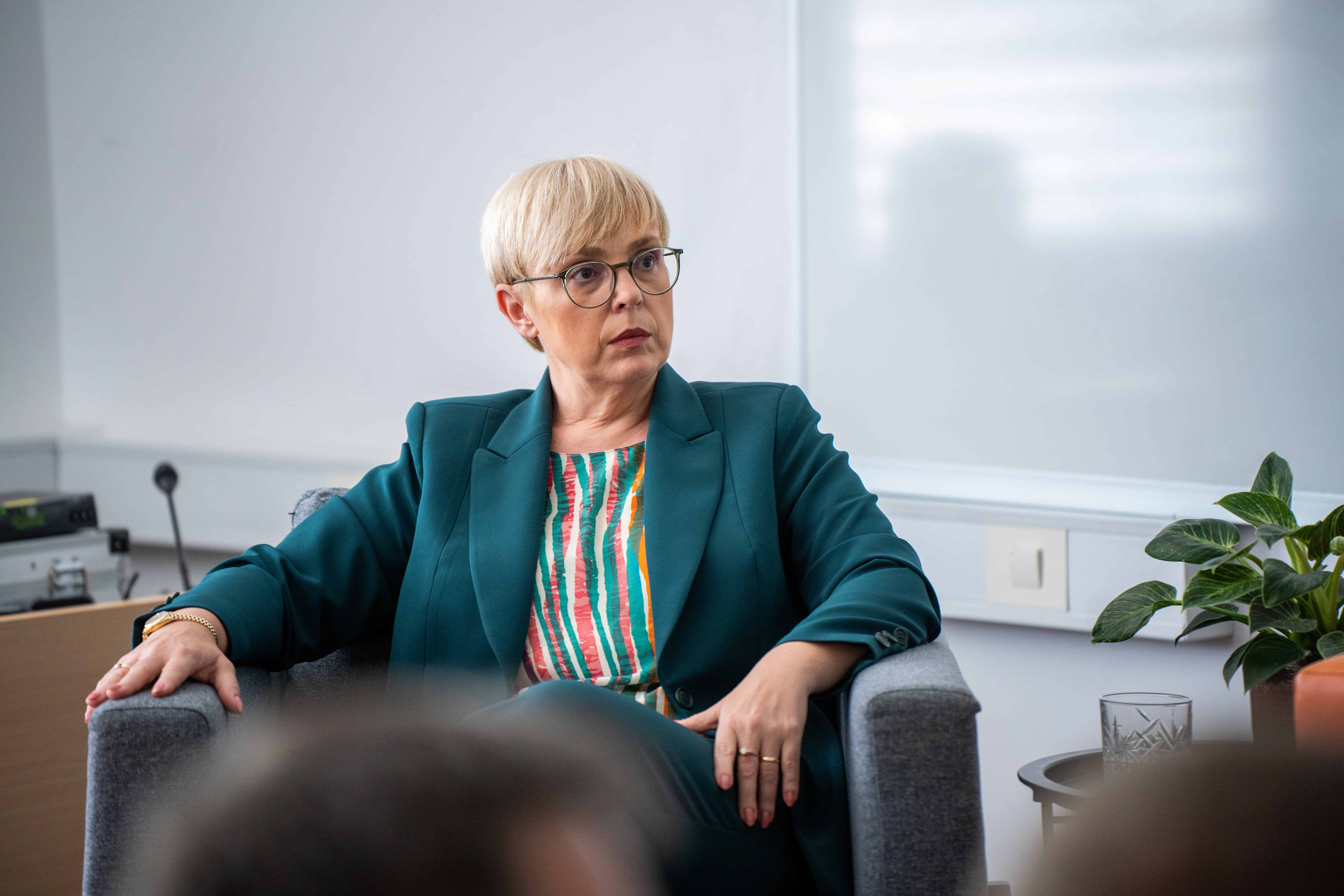 Pirc Musar ostro obsodila domnevno izkoriščanje tujih delavcev, inšpekcijski postopki še tečejo