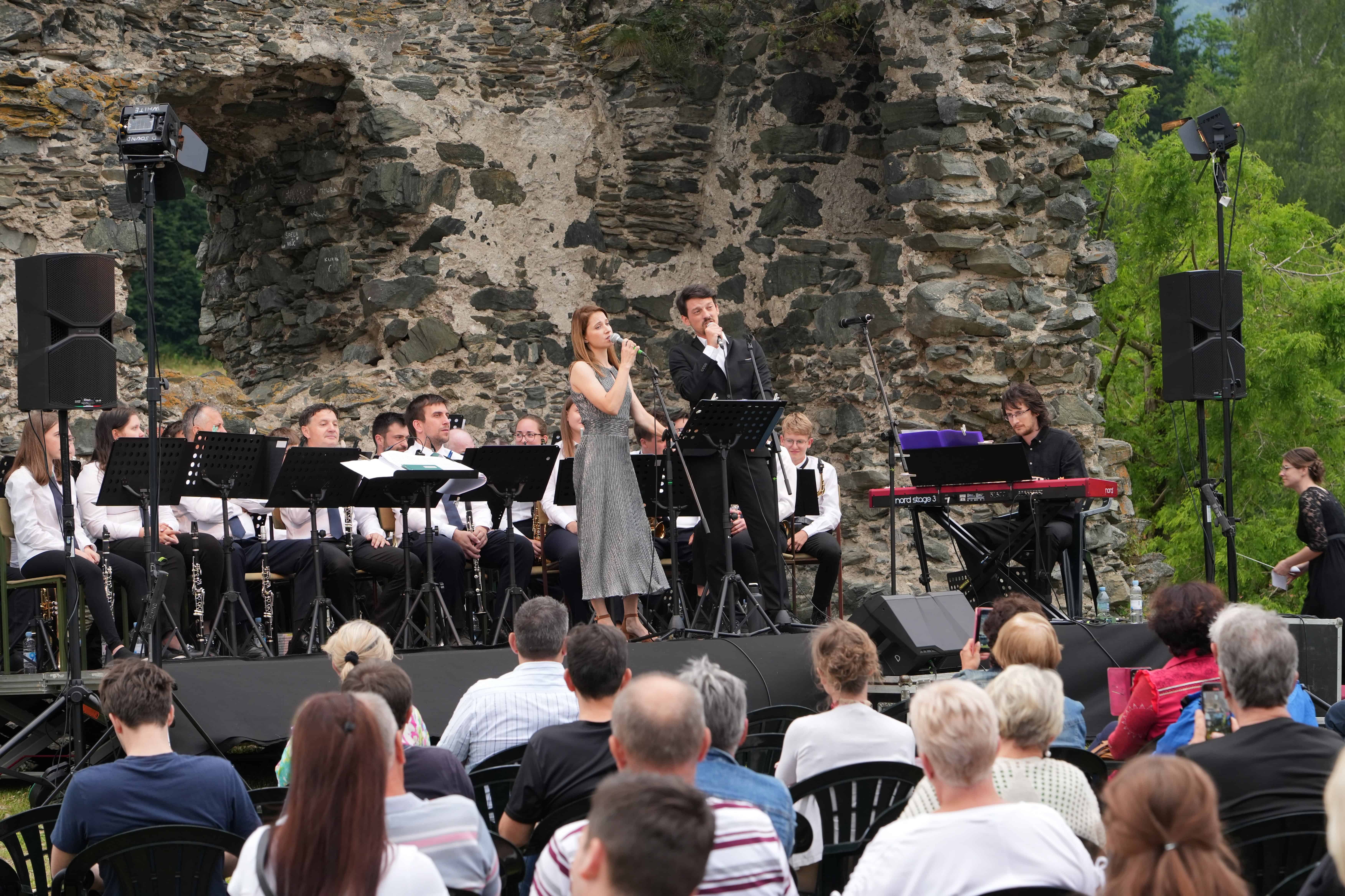 FOTO: Godba na pihala Ojstrica priredila na Starem gradu Dravograd večer, kot ga še ni bilo