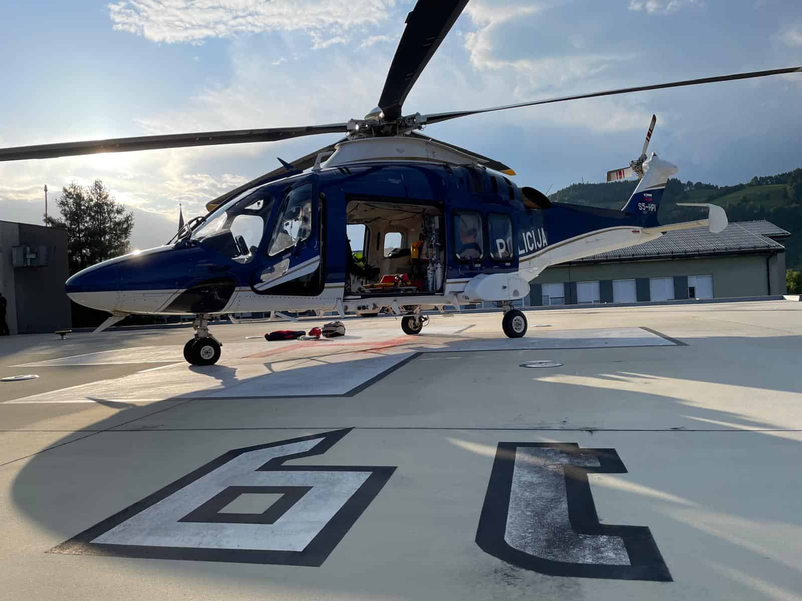 Na območju Črne se je včeraj med delom huje poškodoval moški, v bolnišnico so ga odpeljali s helikopterjem